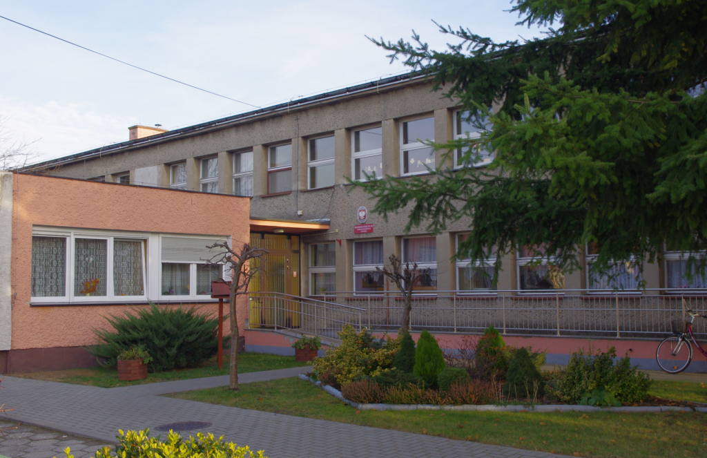 Zdjęcie przedstawia wejście główne do budynku przedszkola